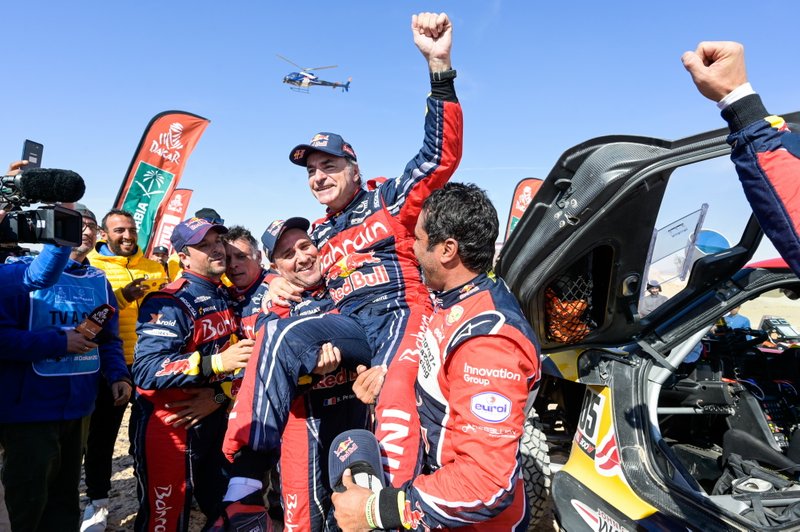 Winner #305 JCW X-Raid Team: Carlos Sainz, #302 JCW X-Raid Team: Stephane Peterhansel, #300 Toyota Gazoo Racing: Nasser Al-Attiyah