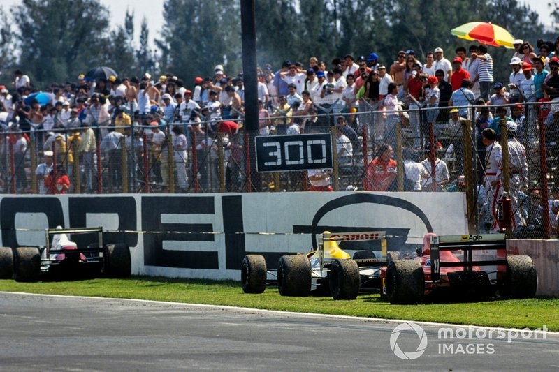 Nigel Mansell, Ferrari 640, Thierry Boutsen, Williams FW12C Renault, y un Arrows A11 Ford