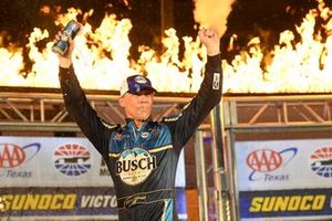 Race winner Kevin Harvick, Stewart-Haas Racing, Ford Mustang Busch Beer / Ducks Unlimited