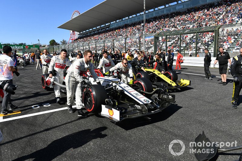 Kimi Raikkonen, Alfa Romeo Racing C38, arrives on the grid