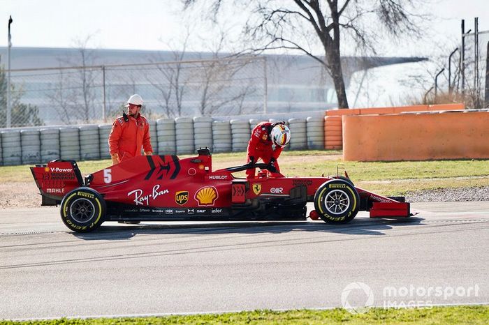 Sebastian Vettel, Ferrari SF1000, se detiene en pista con avería