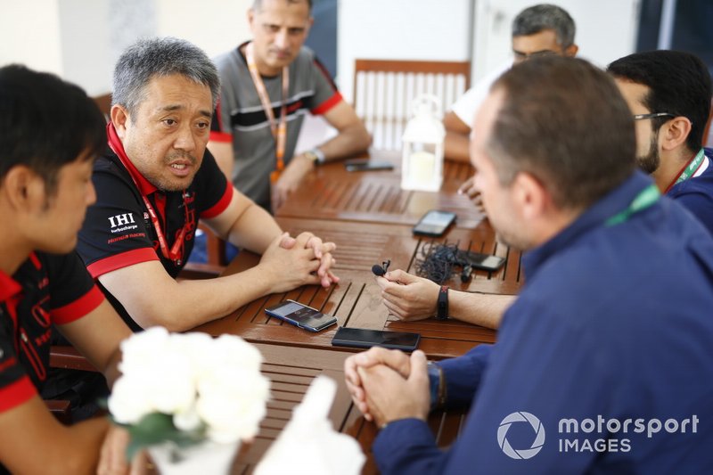 Masashi Yamamoto, directeur général, Honda Motorsport, parle aux médias