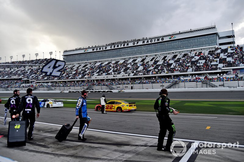 Ricky Stenhouse Jr., JTG Daugherty Racing, Chevrolet Camaro Kroger, Joey Logano, Team Penske, Ford Mustang Shell Pennzoil, rain delay