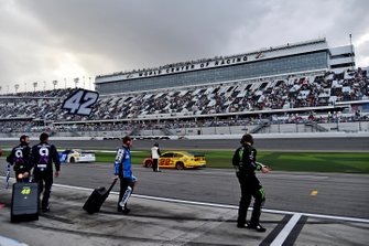 Ricky Stenhouse Jr., JTG Daugherty Racing, Chevrolet Camaro Kroger, Joey Logano, Team Penske, Ford Mustang Shell Pennzoil, rain delay
