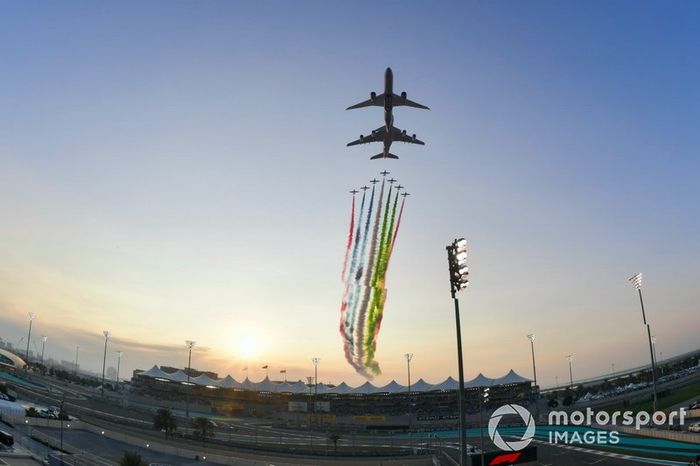Aviones pasan sobre el circuito