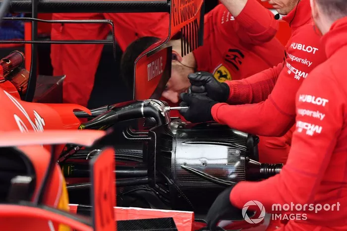 Los mecánicos de Ferrari trabajan en el Ferrari SF1000 de Charles Leclerc 