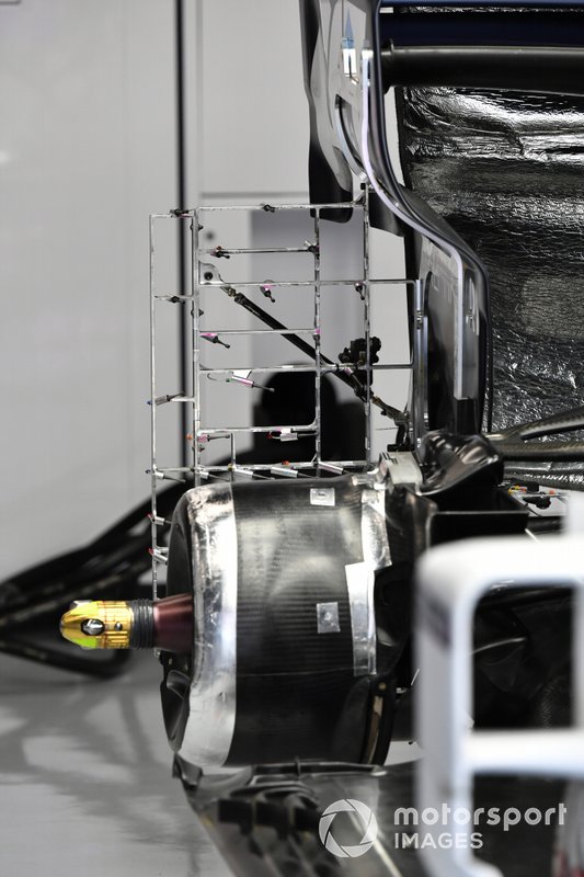 Rear wheel and rake detail on Pierre Gasly, AlphaTauri AT01