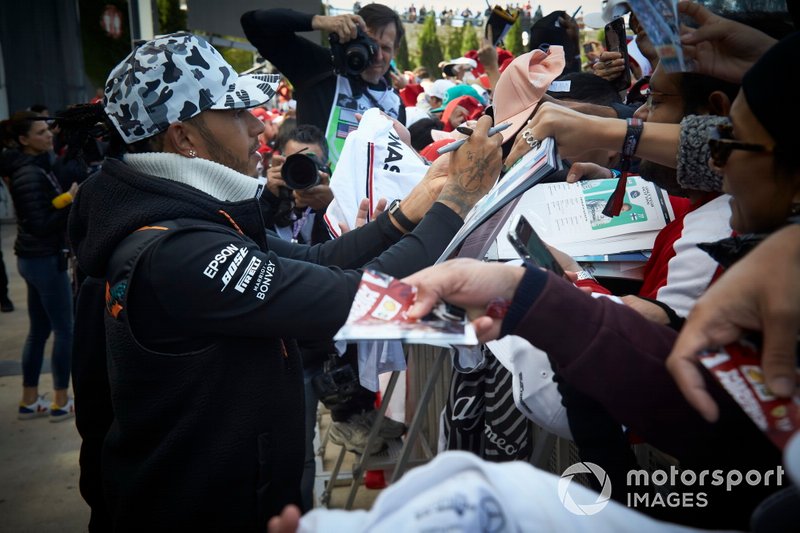 Lewis Hamilton, Mercedes AMG F1, firma autografi ai fan