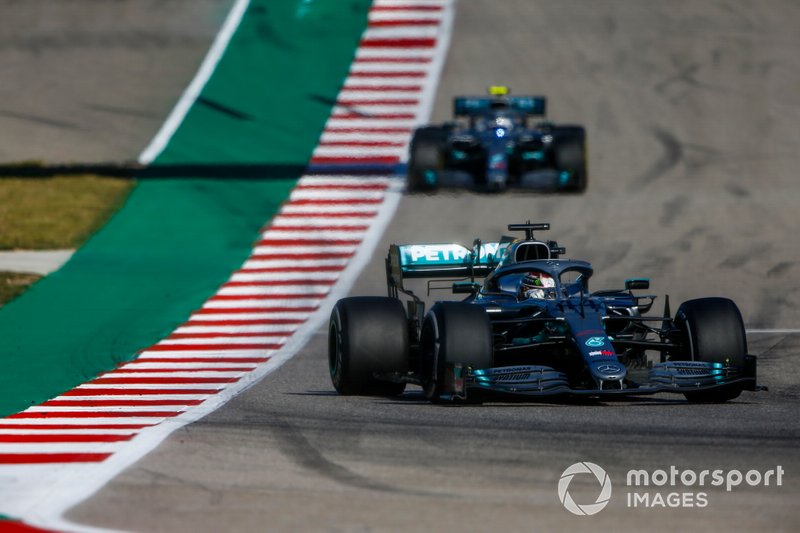 Lewis Hamilton, Mercedes AMG F1 W10, precede Valtteri Bottas, Mercedes AMG W10 