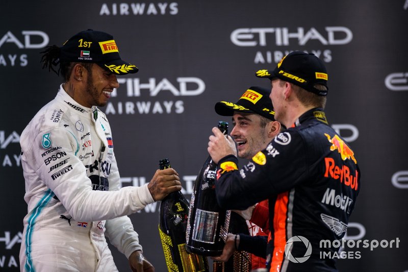 Lewis Hamilton, Mercedes AMG F1, primo classificato, Charles Leclerc, Ferrari, terzo classificato, e Max Verstappen, Red Bull Racing, secondo classificato, festeggiano con lo Champagne sul podio