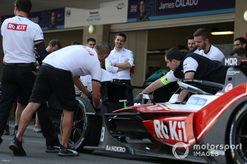 Membri del team provano la sostituzione del muso di Edoardo Mortara's Venturi, EQ Silver Arrow 01