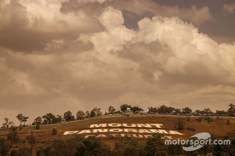 Mount Panorama atmosphere