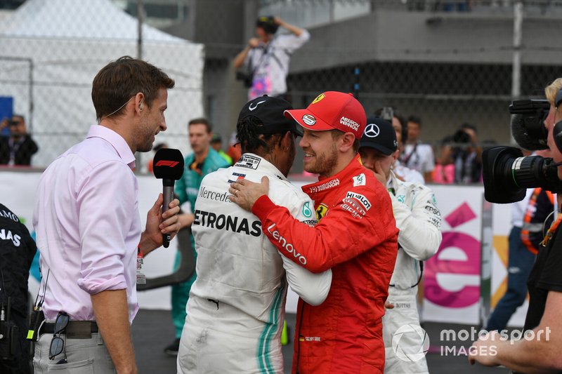 Jenson Button, Sky Sports F1, intervista Lewis Hamilton, Mercedes AMG F1, primo classificato, e Sebastian Vettel, Ferrari, secondo classificato, dopo la gara