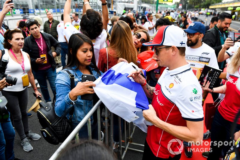 Kimi Raikkonen, Alfa Romeo Racing firma un autografo ad un fan