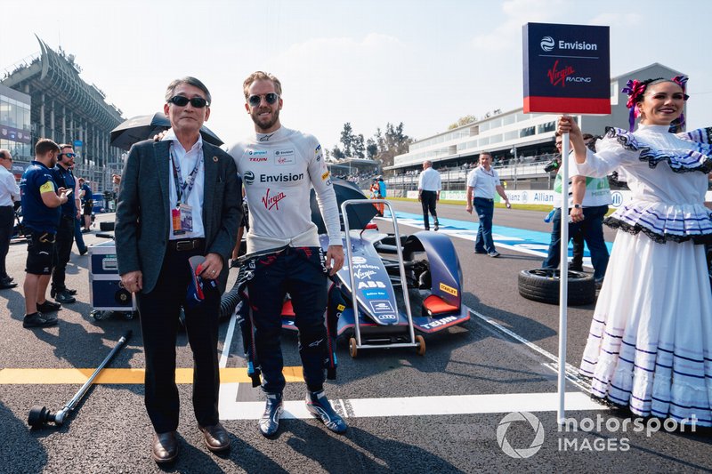 Un invitado posa para una foto con Sam Bird en la cuadrícula