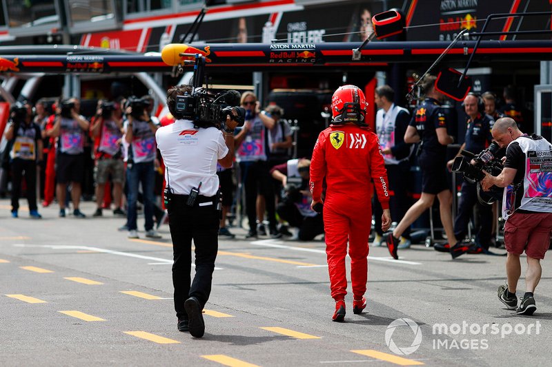 Sebastian Vettel, Ferrari, torna al garage dopo l'incidente