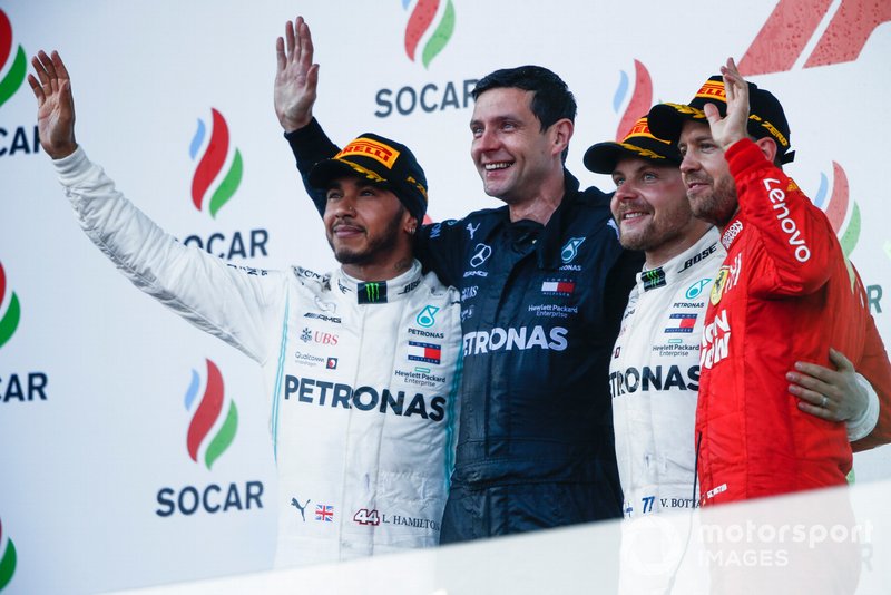 Lewis Hamilton, Mercedes AMG F1, secondo, il rappresentante dei Costruttori Mercedes, Valtteri Bottas, Mercedes AMG F1, vincitore, e Sebastian Vettel, Ferrari, terzo, sul podio