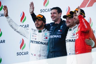 Lewis Hamilton, Mercedes AMG F1, 2e plaats, Mercedes-vertegenwoordiger,, Valtteri Bottas, Mercedes AMG F1, 1e plaats, en Sebastian Vettel, Ferrari, 3e plaats, op het podium
