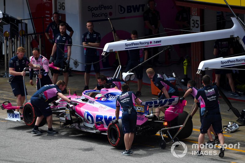 Sergio Perez, Racing Point RP19, ai box durante le Qualifiche