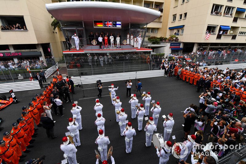 Una brass band suona l'inno nazionale per la cerimonia del podio