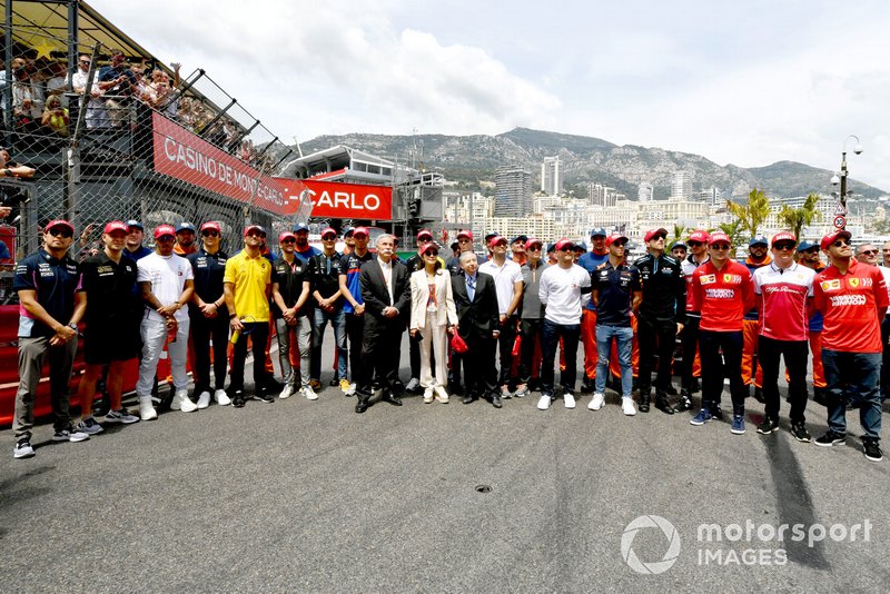 The drivers lead the tribute to the late Niki Lauda held on the grid prior to the start