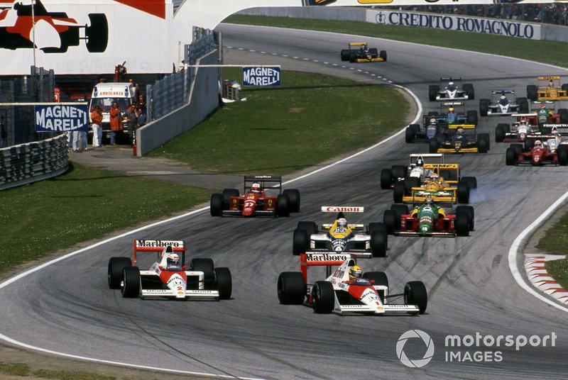 Ayrton Senna passa Alain Prost, McLaren MP4/5 na relargada