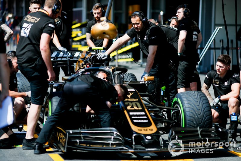 Haas mechanics doing pit stop practice