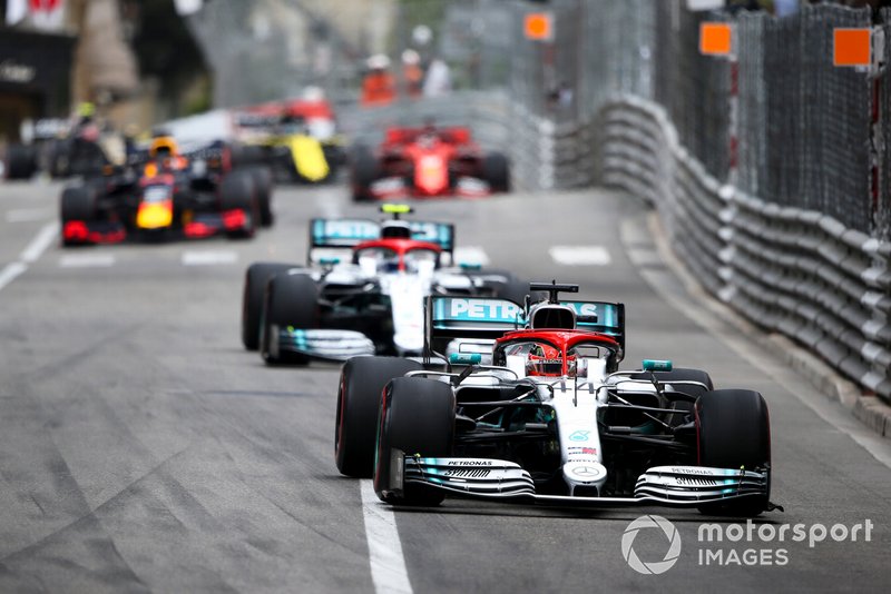 Lewis Hamilton, Mercedes AMG F1 W10 lidera a Valtteri Bottas, Mercedes AMG W10 y Max Verstappen, Red Bull Racing RB15