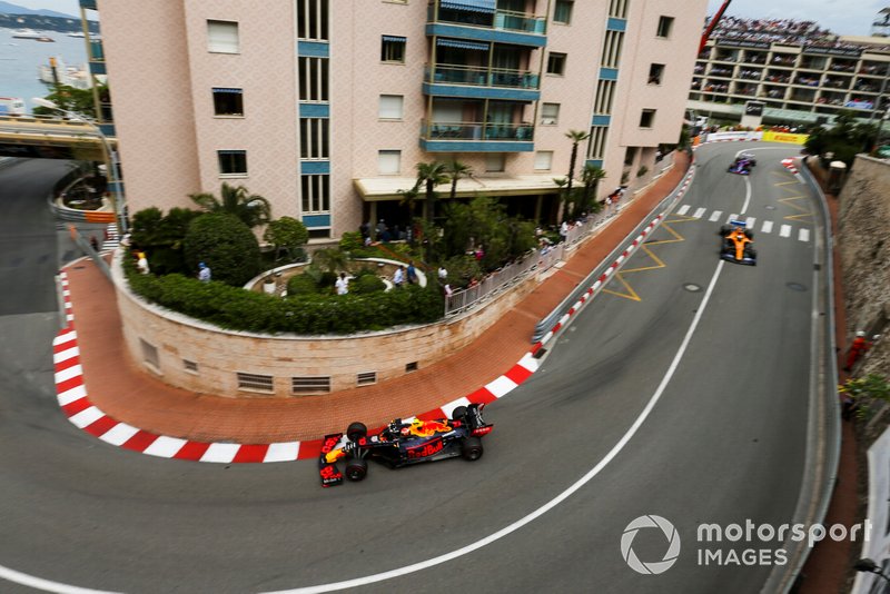 Pierre Gasly, Red Bull Racing RB15, Carlos Sainz Jr., McLaren MCL34