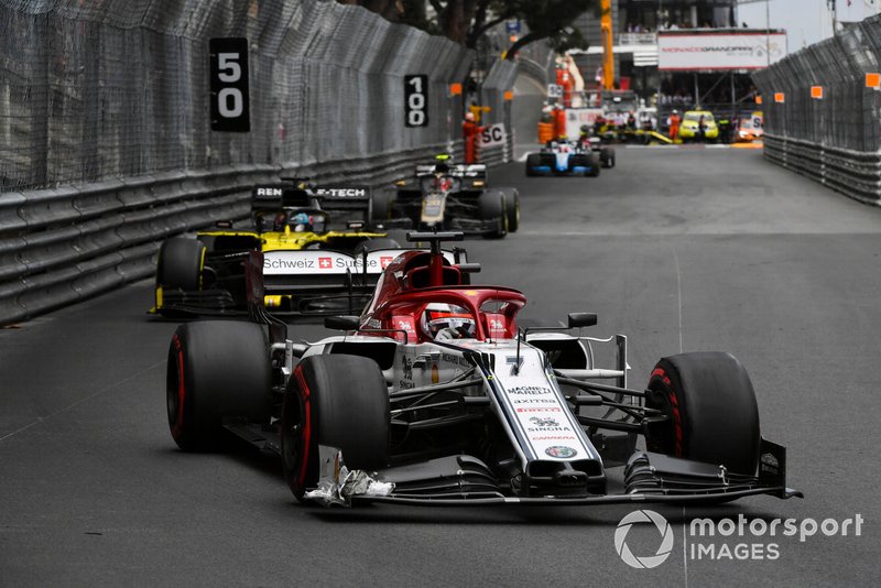 Kimi Raikkonen, Alfa Romeo Racing C38, ve Daniel Ricciardo, Renault R.S.19, ve Kevin Magnussen, Haas F1 Team VF-19