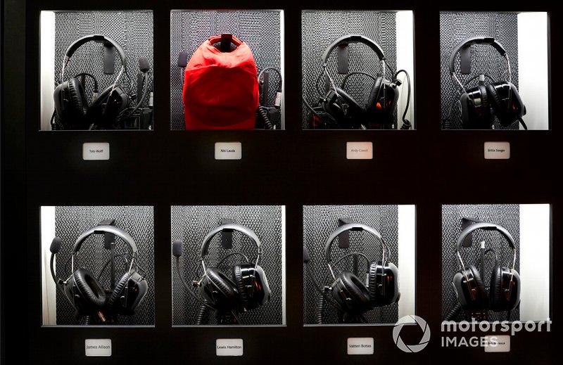 Una gorra roja en el juego de cascos de Niki Lauda en Mercedes
