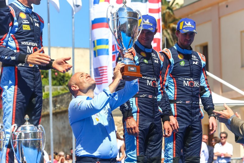 Podio: Andrea Adamo, Team principal Hyundai Motorsport, Andreas Mikkelsen, Anders Jæger, Hyundai Motorsport Hyundai i20 Coupe WRC