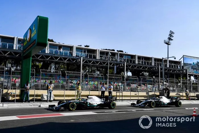 Valtteri Bottas, Mercedes AMG W10 e Lewis Hamilton, Mercedes AMG F1 W10, si preparano per l'inizio della sessione