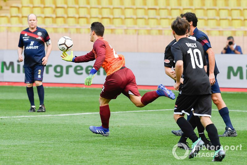 H.S.H. Principe Alberto de Monaco jugando a fútbol