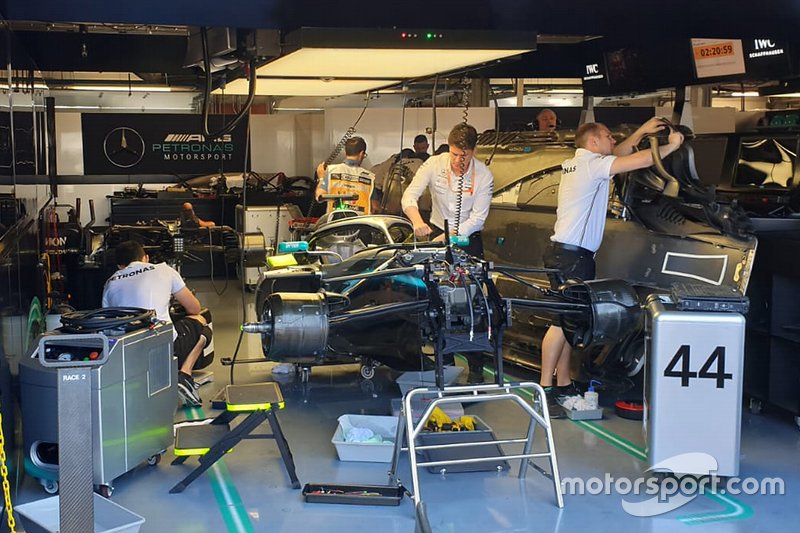 Antes da corrida, a Mercedes identificou um vazamento no carro de Hamilton e teve que correr contra o tempo pra colocar o piloto na pista em tempo.