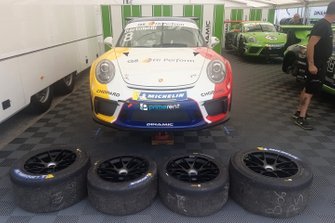 La Porsche di Diego Bertonelli, Dinamic Motorsport, nel garage