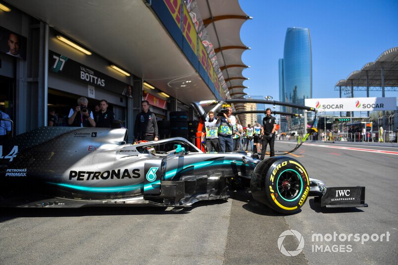Lewis Hamilton, Mercedes AMG F1 W10, quitte le garage