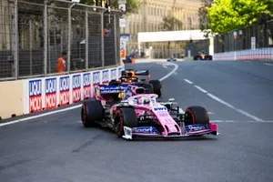 sSergio Perez, Racing Point RP19, en Max Verstappen, Red Bull Racing RB15