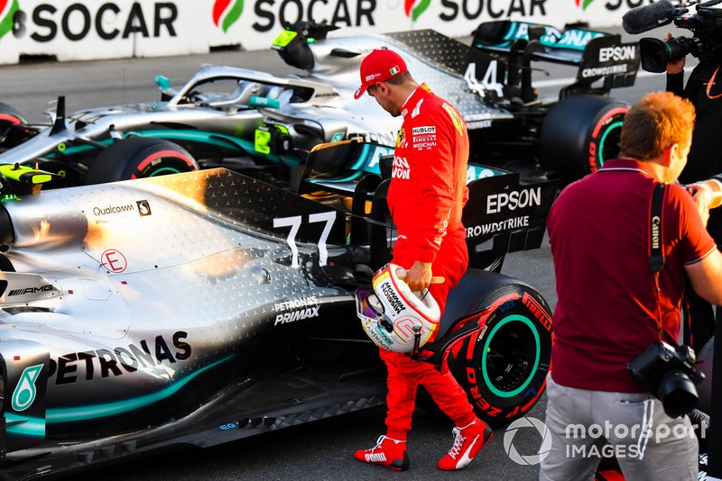 Sebastian Vettel, Ferrari, ispeziona la monoposto del poleman Valtteri Bottas, Mercedes AMG W10, dopo le Qualifiche