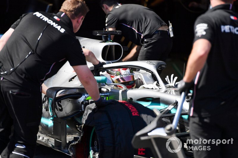 Lewis Hamilton, Mercedes AMG F1, viene riportato al box