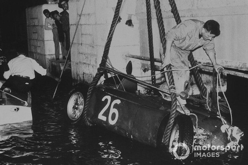 No GP de 1955, Alberto Ascari corria no Principado quando perdeu o controle de seu carro e foi parar no mar. O piloto sobreviveu, mas morreu quatro dias depois, após um acidente durante testes em Monza.