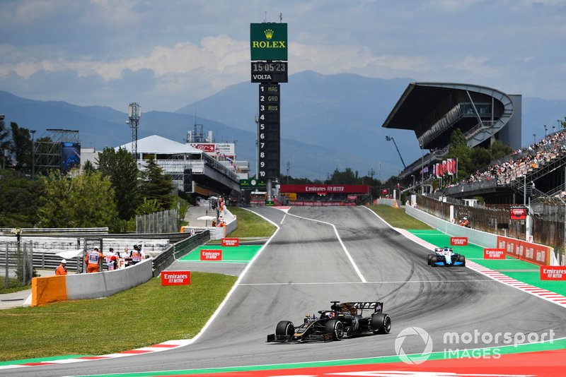 Romain Grosjean, Haas F1 Team VF-19, devant George Russell, Williams Racing FW42