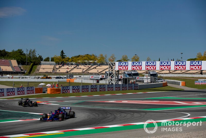 Daniil Kvyat, Toro Rosso STR14, devant Romain Grosjean, Haas F1 Team VF-19