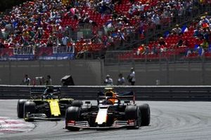Pierre Gasly, Red Bull Racing RB15, en Daniel Ricciardo, Renault F1 Team R.S.19