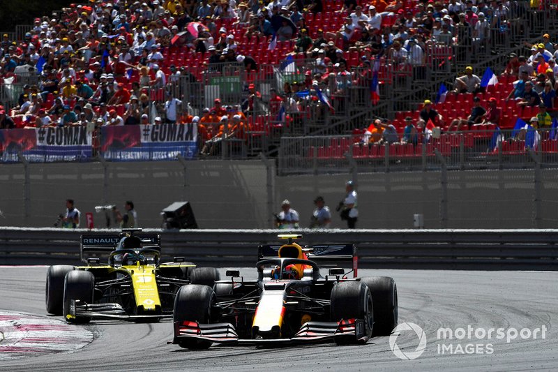 Pierre Gasly, Red Bull Racing RB15, leads Daniel Ricciardo, Renault F1 Team R.S.19