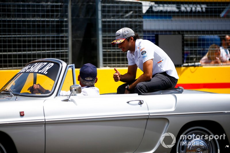 Carlos Sainz Jr., McLaren, alla parata dei piloti