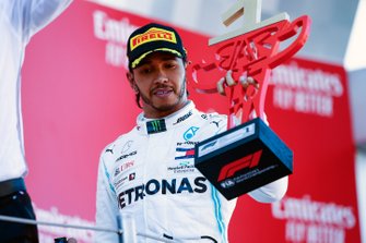 Lewis Hamilton, Mercedes AMG F1, 1e plaats, met zijn trofee
