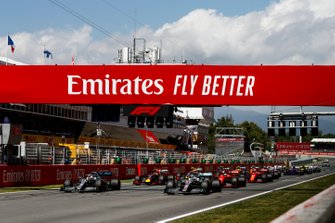 Lewis Hamilton, Mercedes AMG F1 W10 voor Valtteri Bottas, Mercedes AMG W10 bij de start van de race