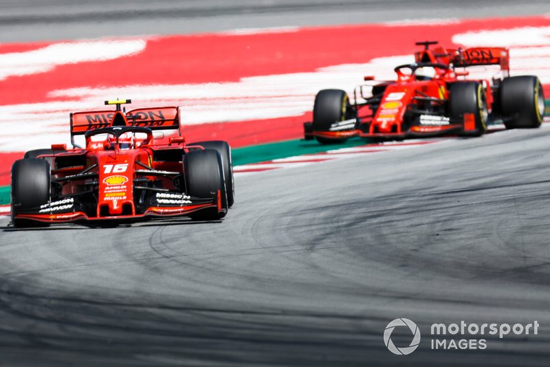 Charles Leclerc, Ferrari SF90, precede Sebastian Vettel, Ferrari SF90