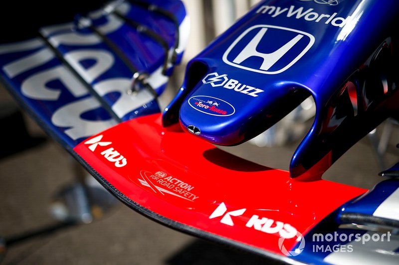 Voorvleugel van de Toro Rosso STR14 met nieuwe sponsor RDS